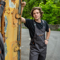 Kapriol pantalone sa tregerima INDUSTRY